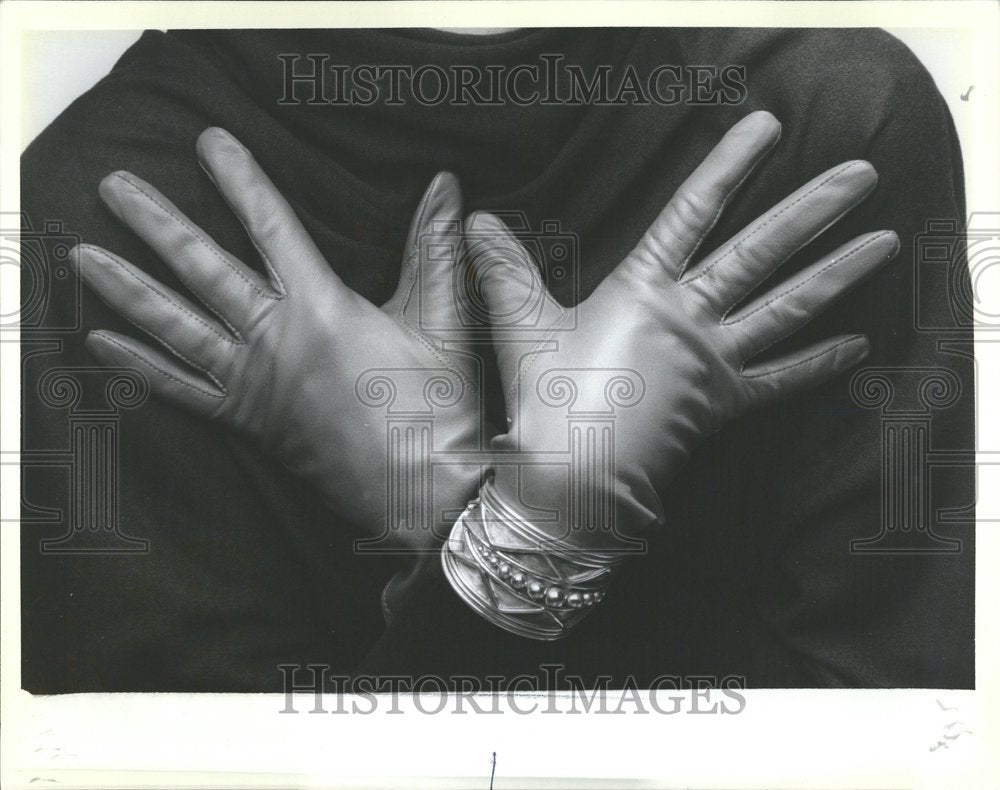 1987 Press Photo Womens Gloves Fashion - RRV44409- Historic Images