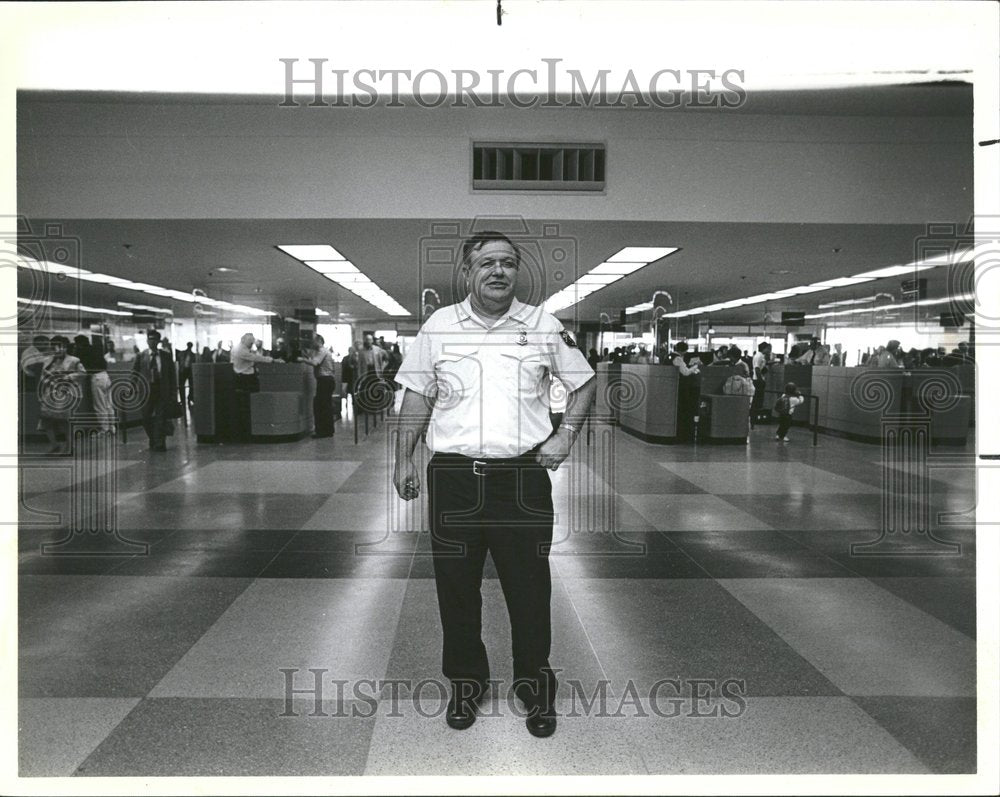 1985 Press Photo Inspector Wolski survey O&#39;Hare airport - RRV44615- Historic Images