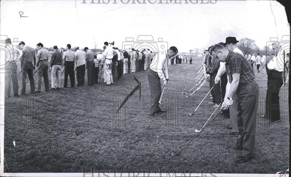 1960 Press Photo John Dabymple Instructs Golf Lesson - RRV45563