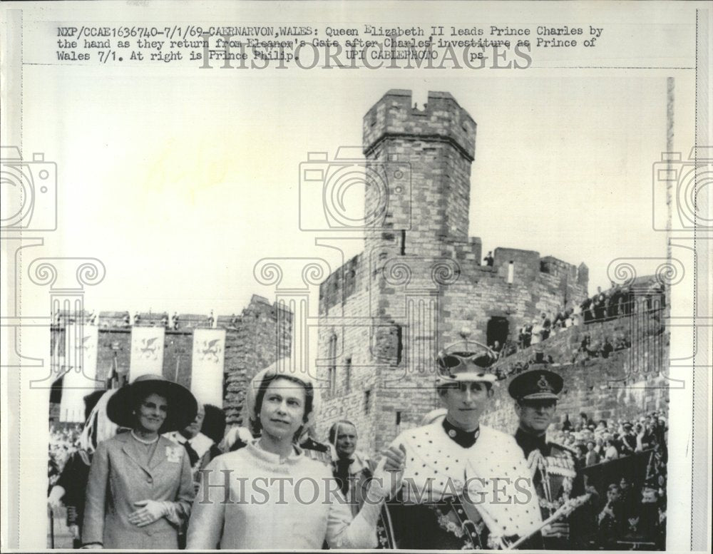 1969 Press Photo Queen Elizabeth II Prince Charles - Historic Images