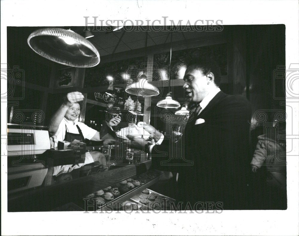 1966 Press Photo Eunice Derrick Brown Delores Synder - RRV47137- Historic Images