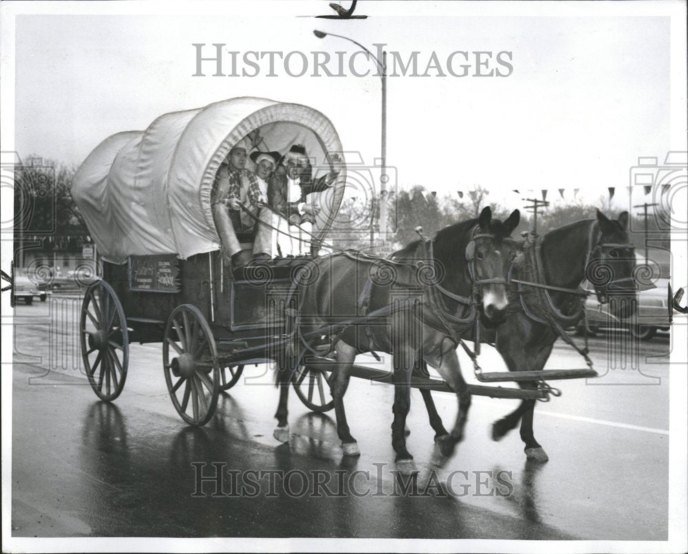 1957 Press Photo Auto West Street Wagon Dempster - RRV49717- Historic Images