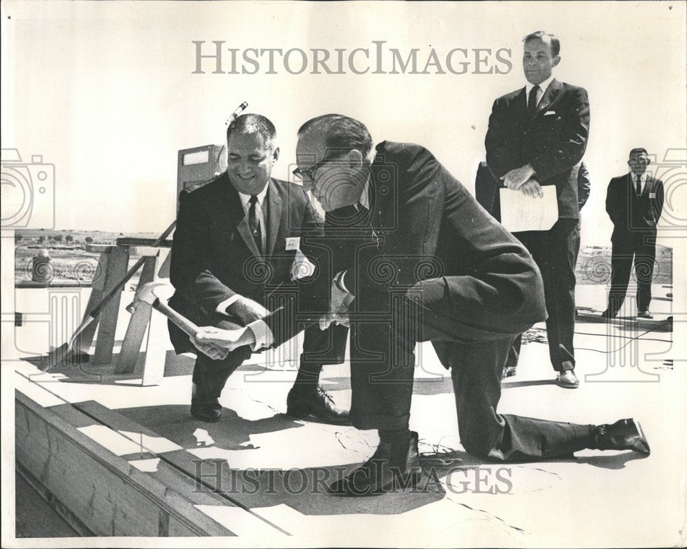 1964 Press Photo New Townhouse Complex Begins - RRV50611- Historic Images