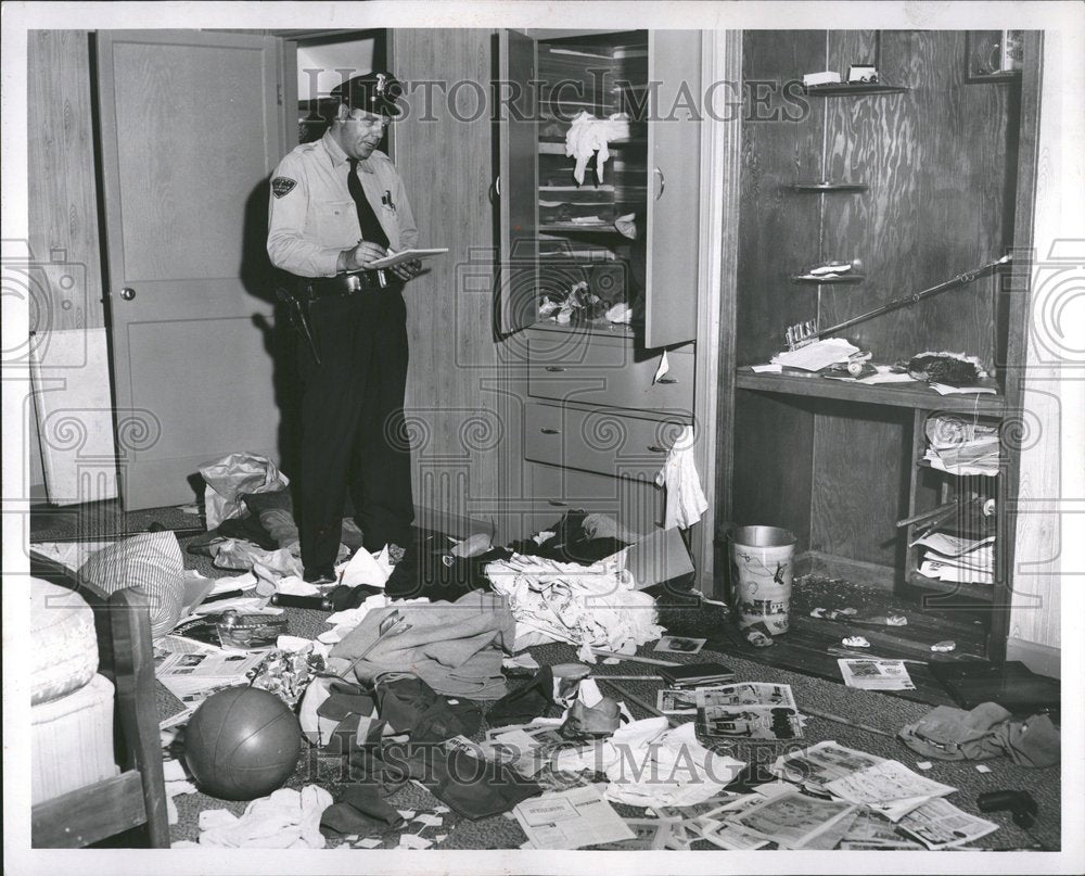 1954 Press Photo Femdale Police John Major Airways Room - RRV51793- Historic Images