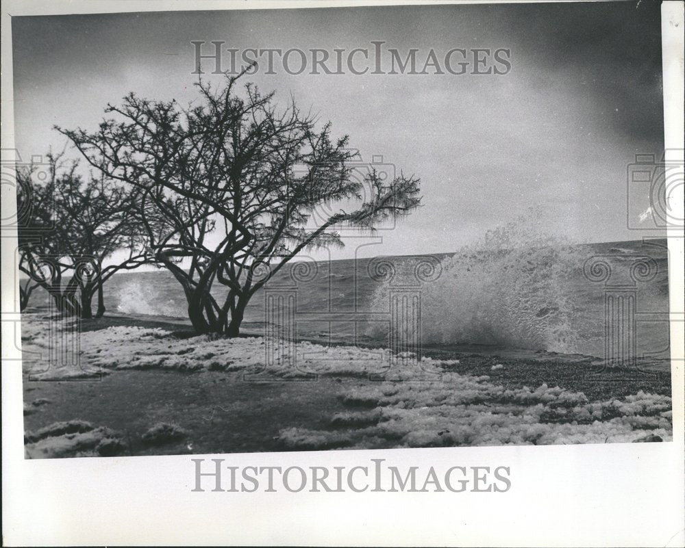 1975 Press Photo St Clair Lake Waves Beach - RRV51839- Historic Images