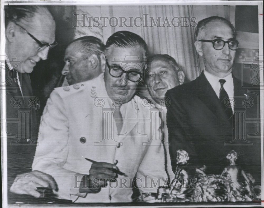 1962 Press Photo Arturo Frondizi Gen Rosendo Fraga sign - RRV52827- Historic Images