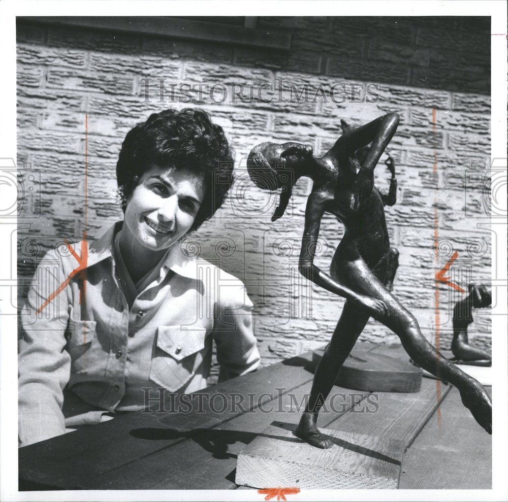 1971 Press Photo Sculptor Natalie Hallpern - RRV53391- Historic Images