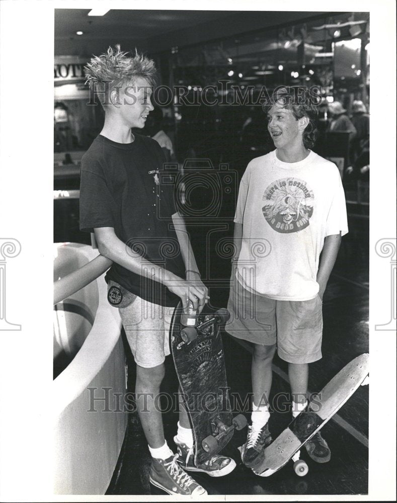 1989 Press Photo Fashion Children Lakehurst Mall - Historic Images