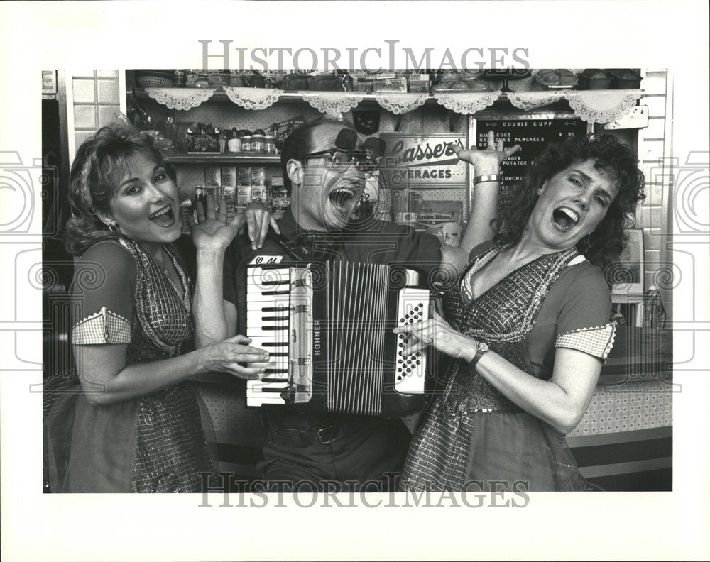 1985 Press Photo Actors steps in Pump boys and Dinettes - RRV57571- Historic Images