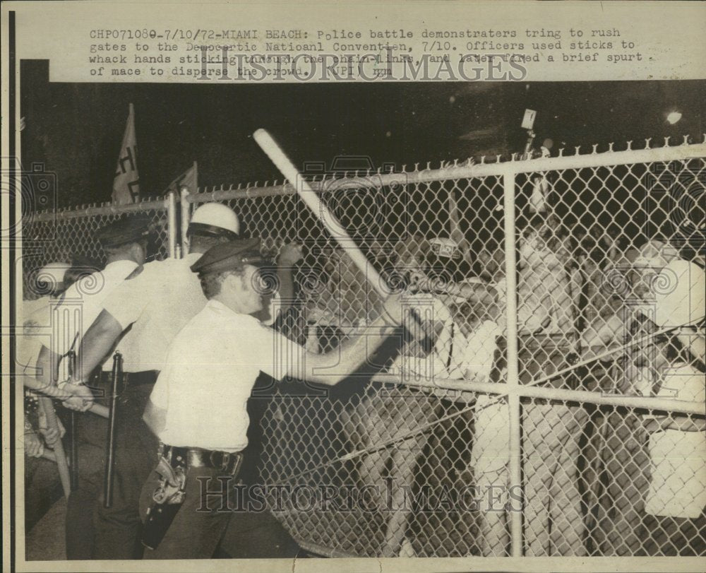 1972 Press Photo police demonstrators gates Convention - RRV57943- Historic Images