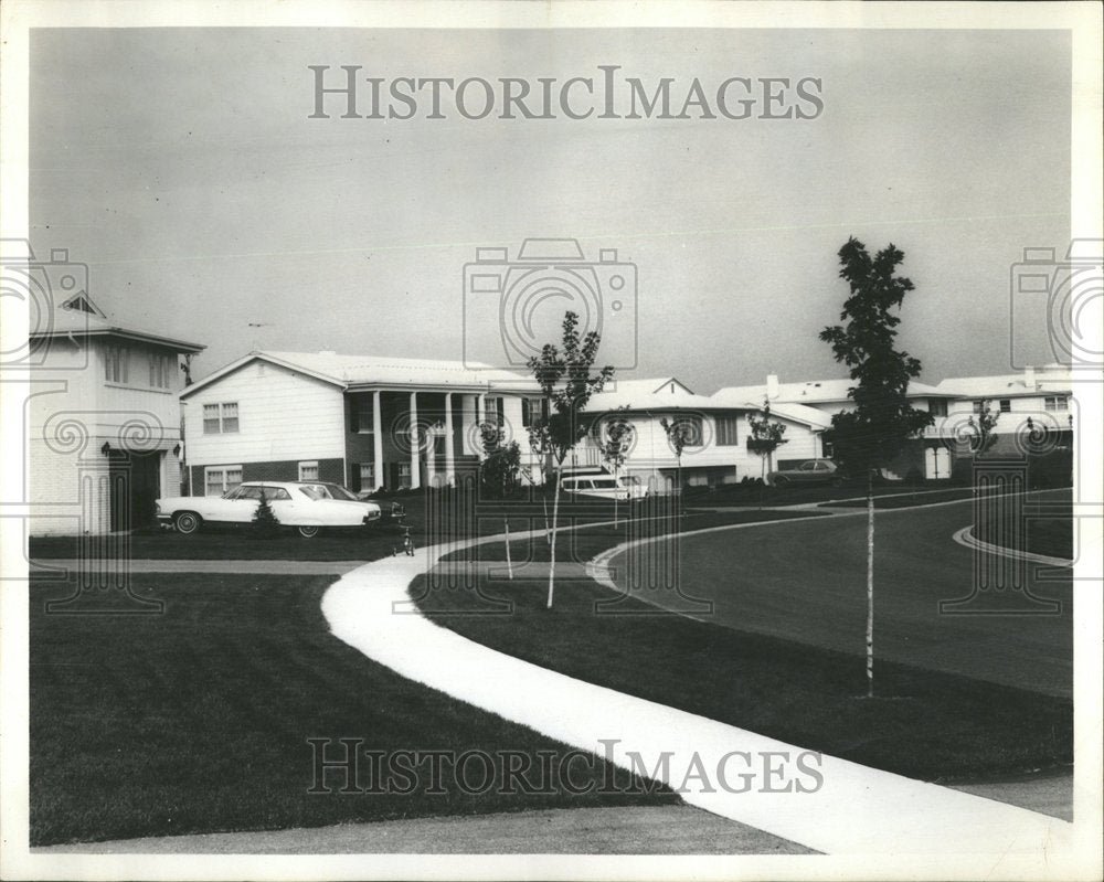 1985 Press Photo Home View Street Homewood Subdivision - RRV59959- Historic Images