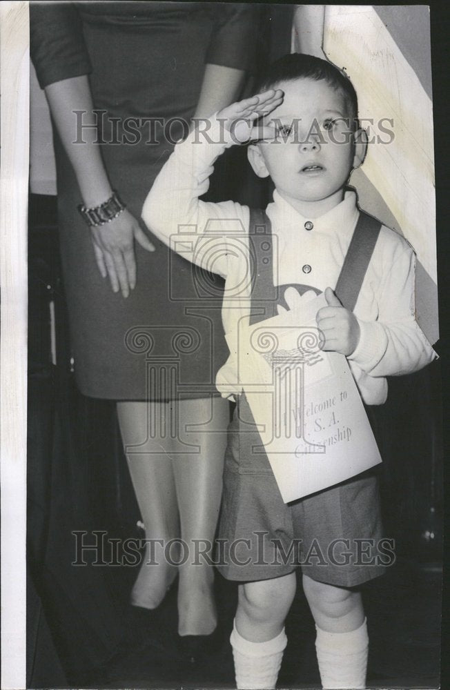 1960 Press Photo Citizen Erich pledges flag country - RRV60431- Historic Images