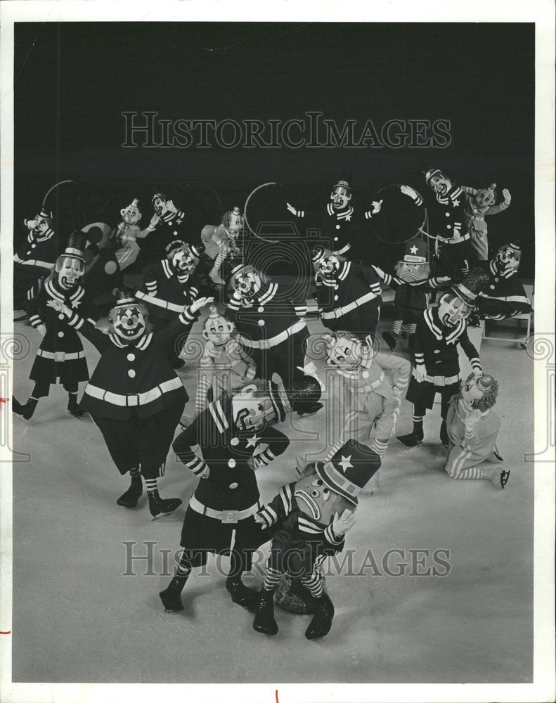 1974 Press Photo Daria Prychun Janet Lynn Big Bird Kops - RRV61235- Historic Images