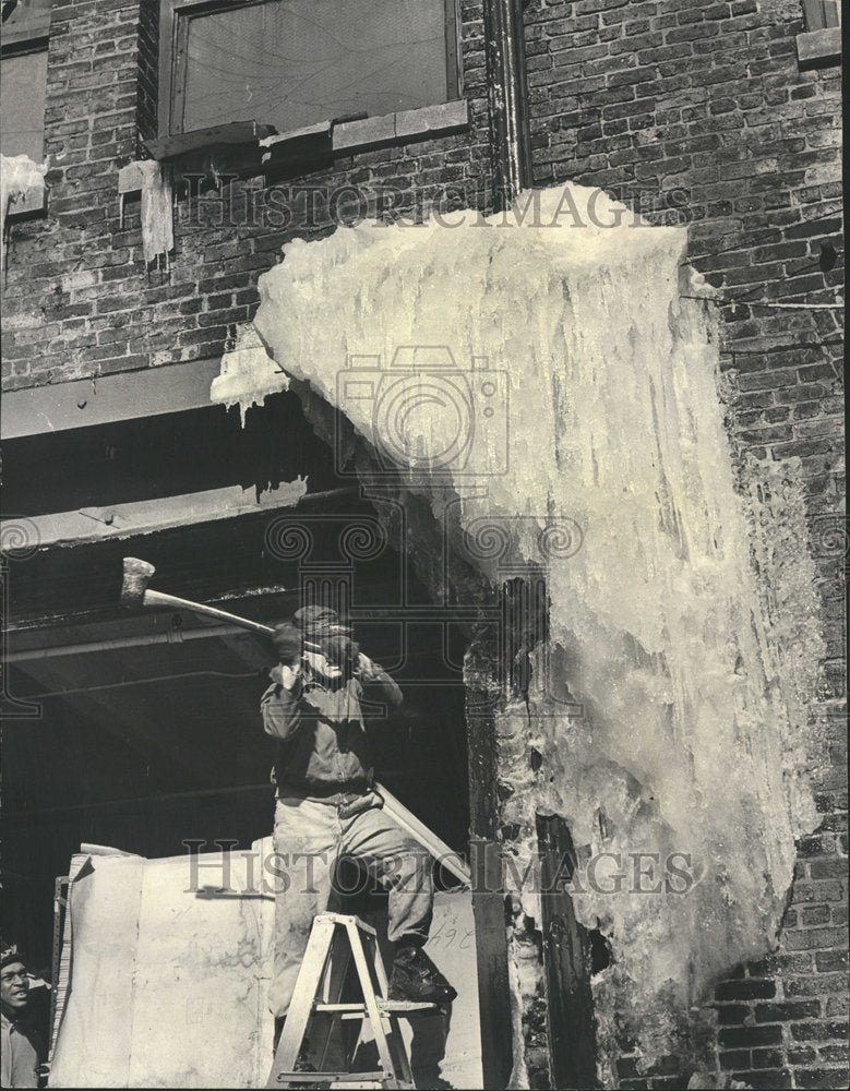 1966 Press Photo Icicle Chicago John Valaitis winter - RRV61729- Historic Images