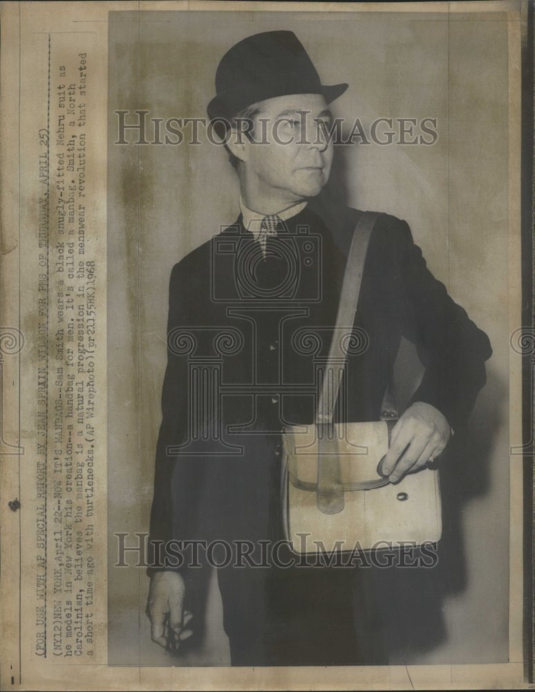 1968 Press Photo Sam Smith Mens Handbag Manbag - RRV62045- Historic Images