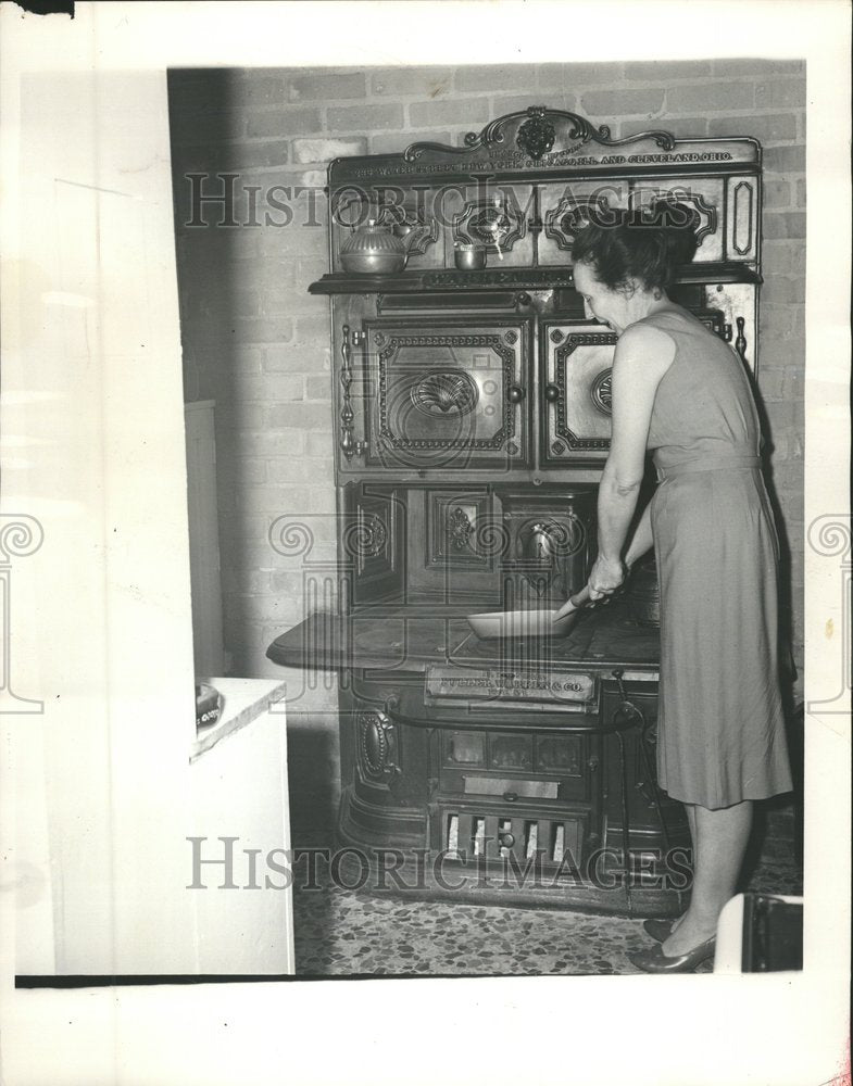 1963 Press Photo Hugh MacFarlane old coal cook stove - RRV62445