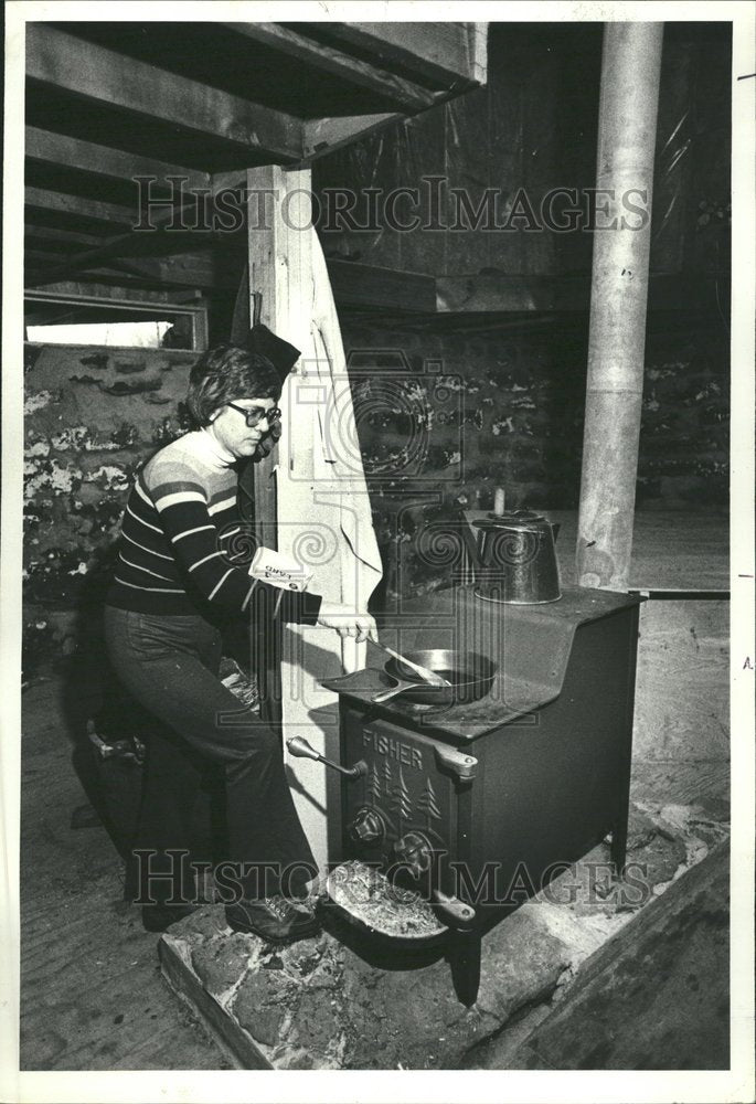 1978 Press Photo Syd Wright Stove Cook Solar Energy - RRV62447- Historic Images