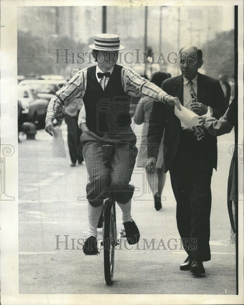 1975 Press Photo unicycle rider passing leaflets costum - RRV63013- Historic Images