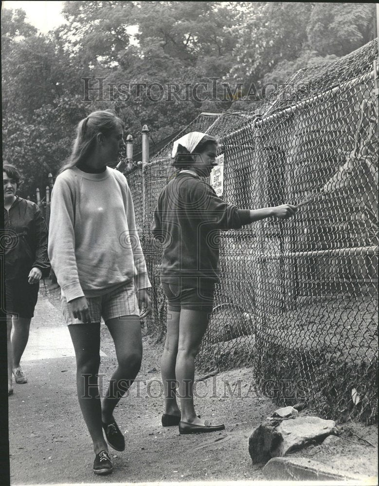 1966 Press Photo Students at Beach Zoo - RRV63565- Historic Images