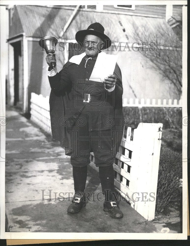 1935 Press Photo Town Crier Amos Kubik Mass - RRV63765- Historic Images