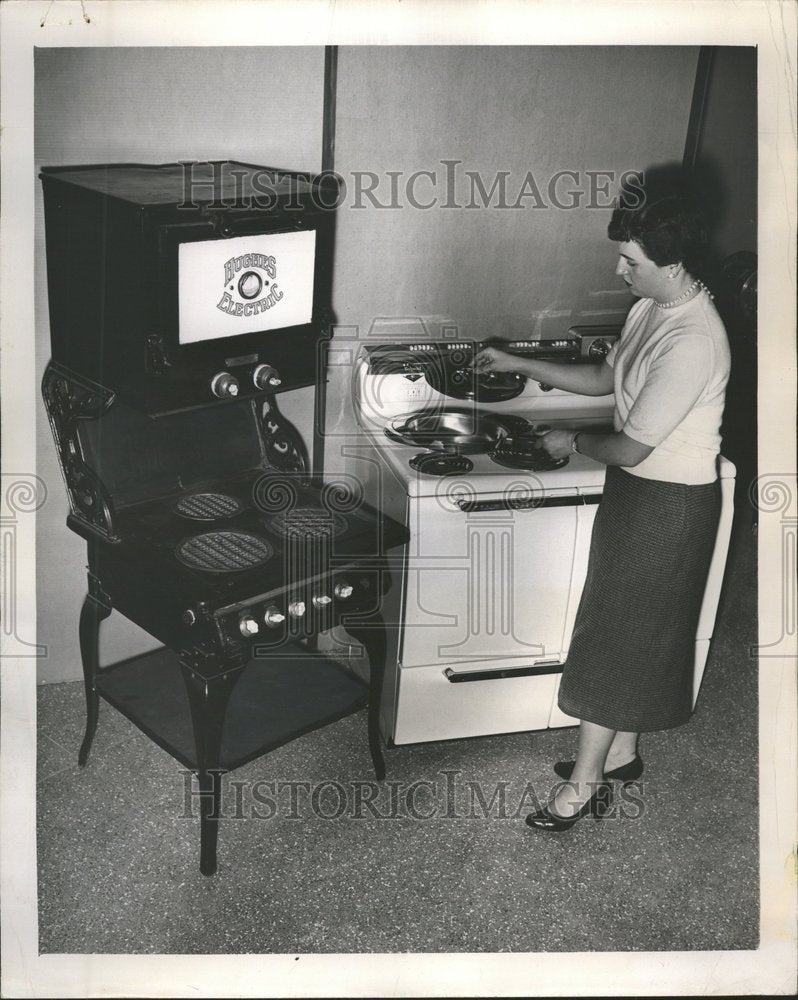 1956 Press Photo Sara Leonard Hotpoint Electric Range - RRV63779- Historic Images