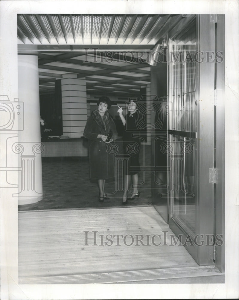 1960 Press Photo Karen Root Explains &quot;Doorless Doorway&quot;- Historic Images