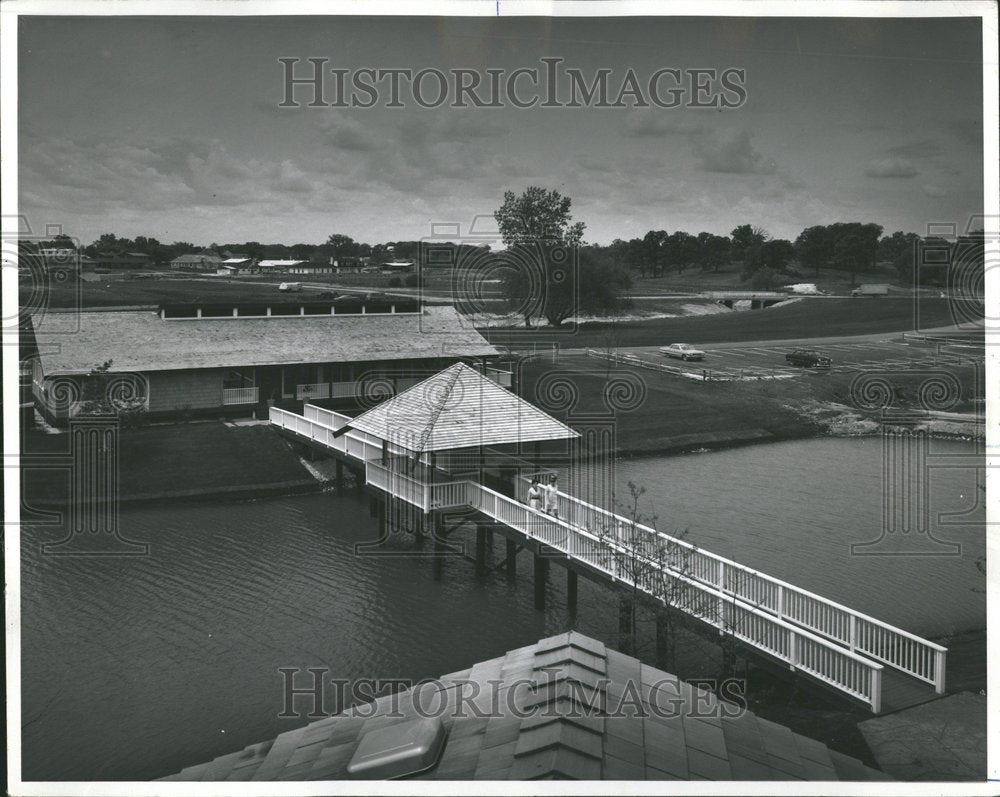 1972 Press Photo Footbridge Model Home Briarwood Lakes - RRV66857- Historic Images