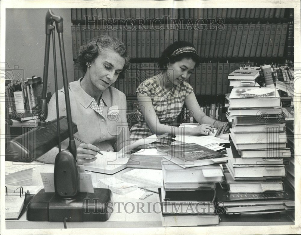 1964 Press Photo Eleanour Cooke Oak Park Library Books - RRV67011- Historic Images