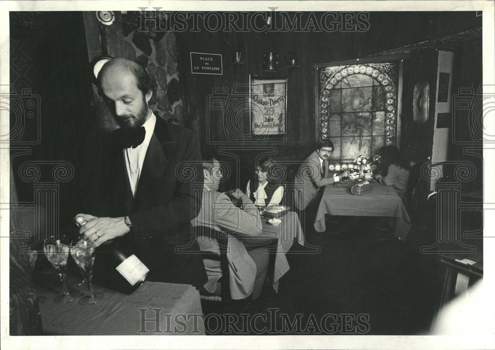 1978 Press Photo La Fountain waiter wine diners pours - RRV67513- Historic Images