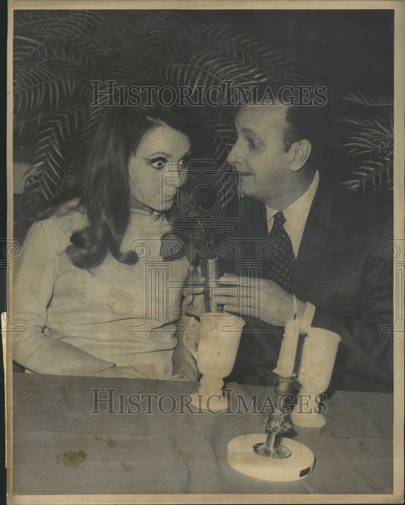 1969 Press Photo Rebeca Phillips William Mucnow flower - RRV68491