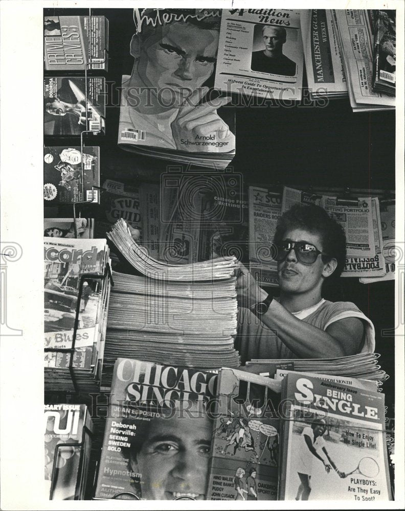 1985 Press Photo News Stand Downtown Chicago - RRV70857- Historic Images