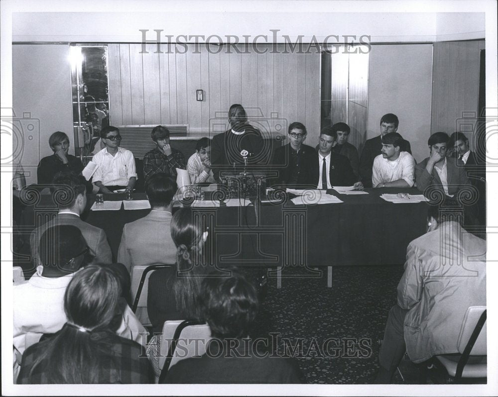 1967 Press Photo Rev Archie Rich Methodist church meet - RRV72155- Historic Images