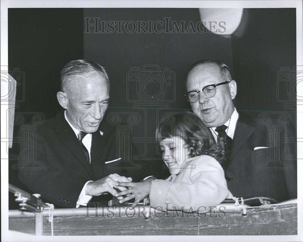 1960 Press Photo Glenda Richardson Ward Mayor Torch - RRV72351- Historic Images