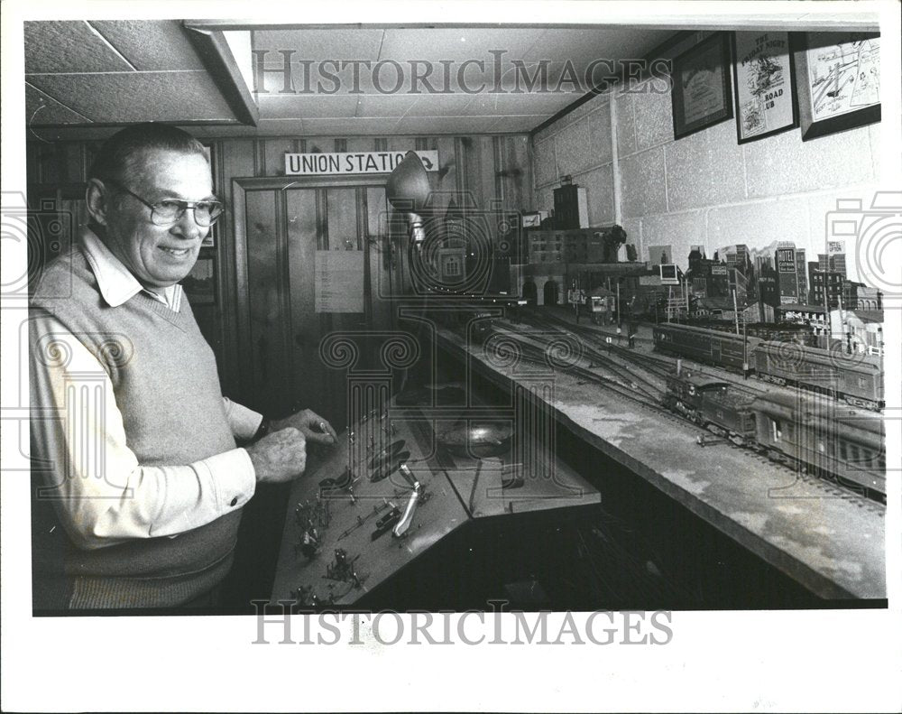 1983 Press Photo Jim Woodward modern train buff control - RRV72595- Historic Images