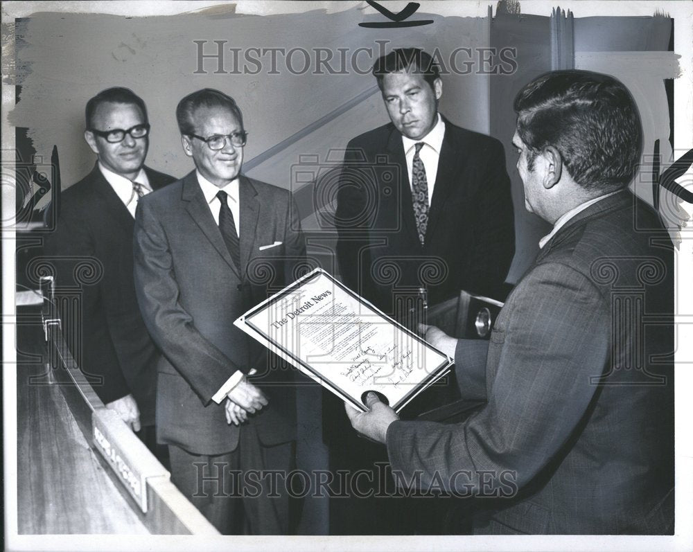 1971 Press Photo News Writer Don Lochbiler - RRV73249- Historic Images