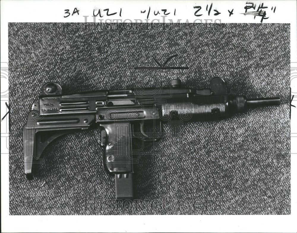 1985 Press Photo Uzi Submachine Gun - RRV73331- Historic Images