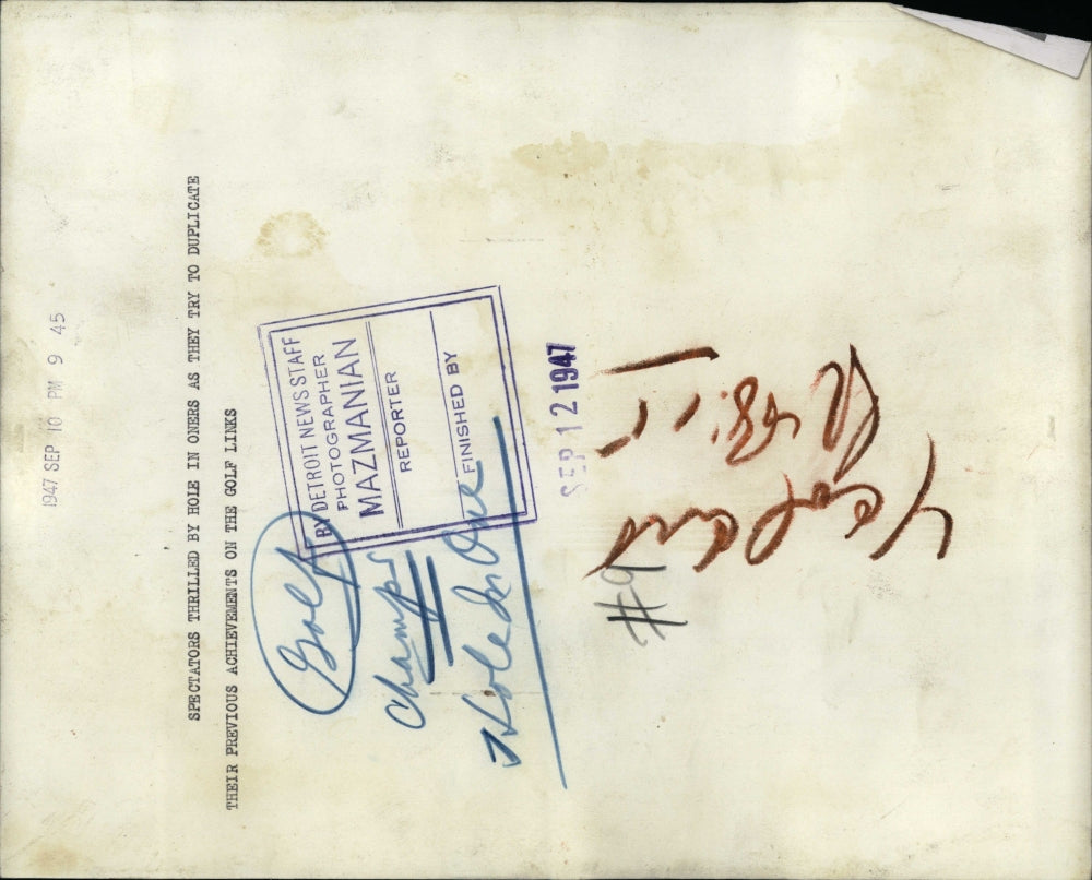 1947 Press Photo Golf Champs Hole in one Spectators - RRV73591