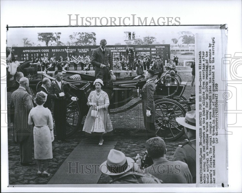 1959 Press Photo Queen Elizabeth Woodbine Duck Royal- Historic Images