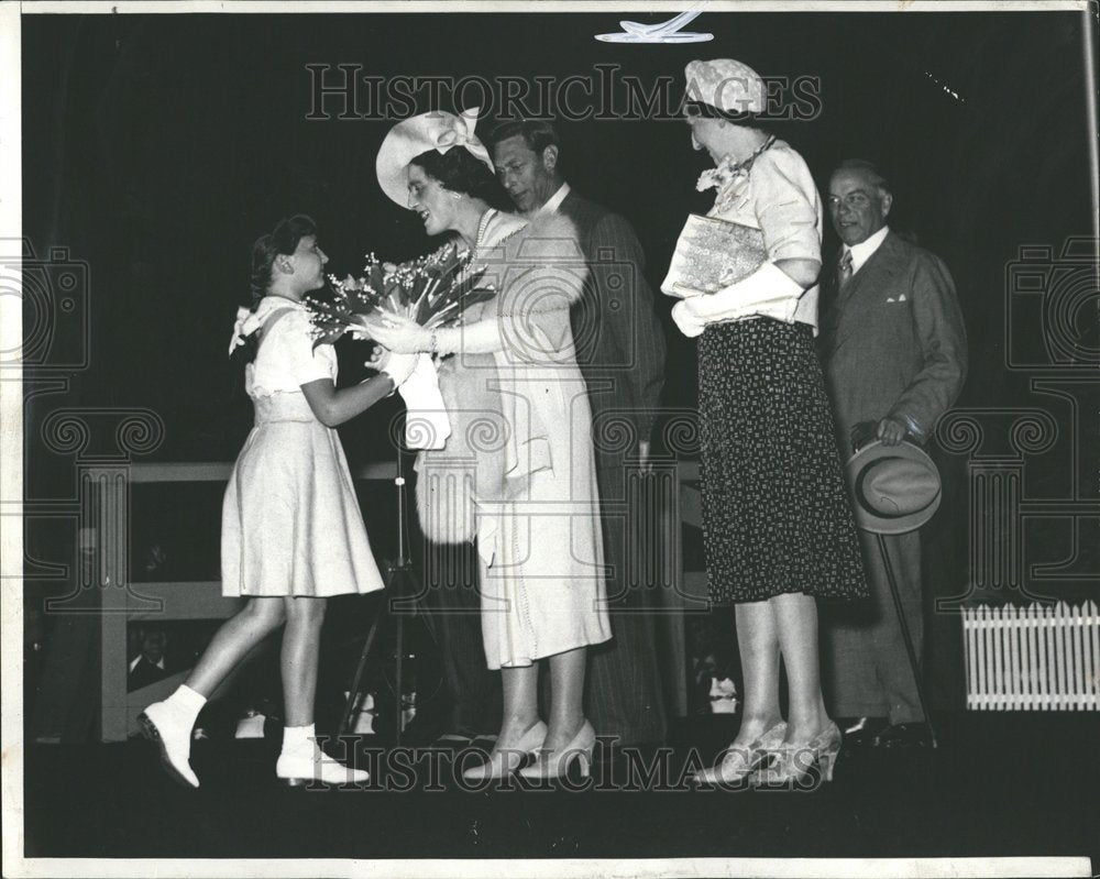 1939 Press Photo Girl Giving Queen Elizabeth Flowers- Historic Images