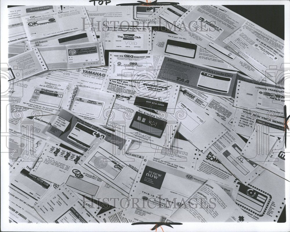 1974 Press Photo Picture Show Credit Cards Warren News - RRV91637