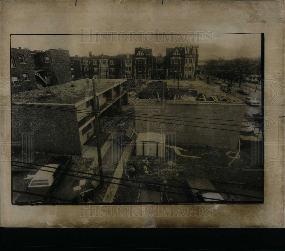 1976 Press Photo Apartment Building roofless debris - RRX00005- Historic Images