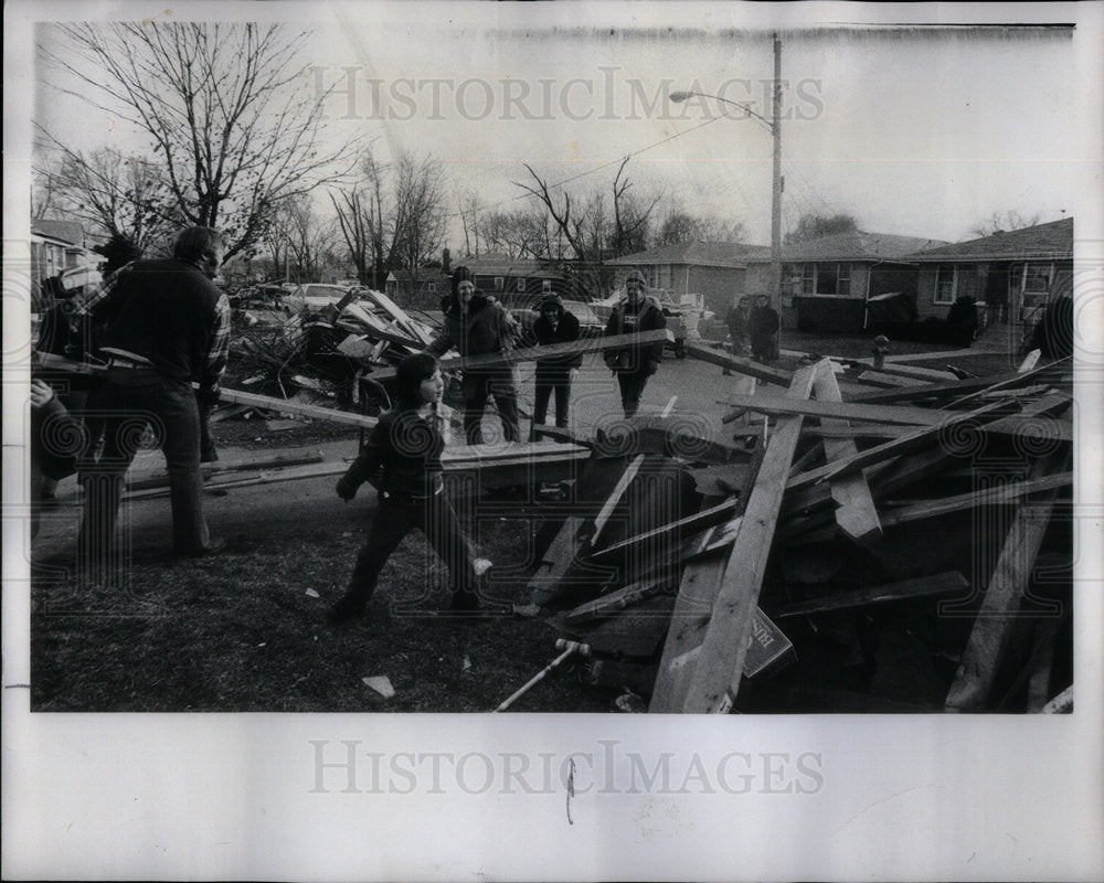 1976 Press Photo Lee St IN Franklin park Homeowner - RRX00011- Historic Images