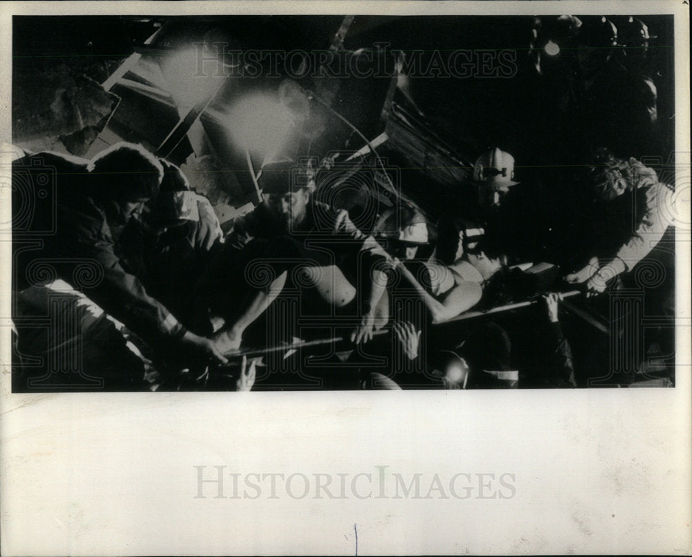 1984 Press Photo Baraeveld woman wreckage tornado house - RRX00063- Historic Images