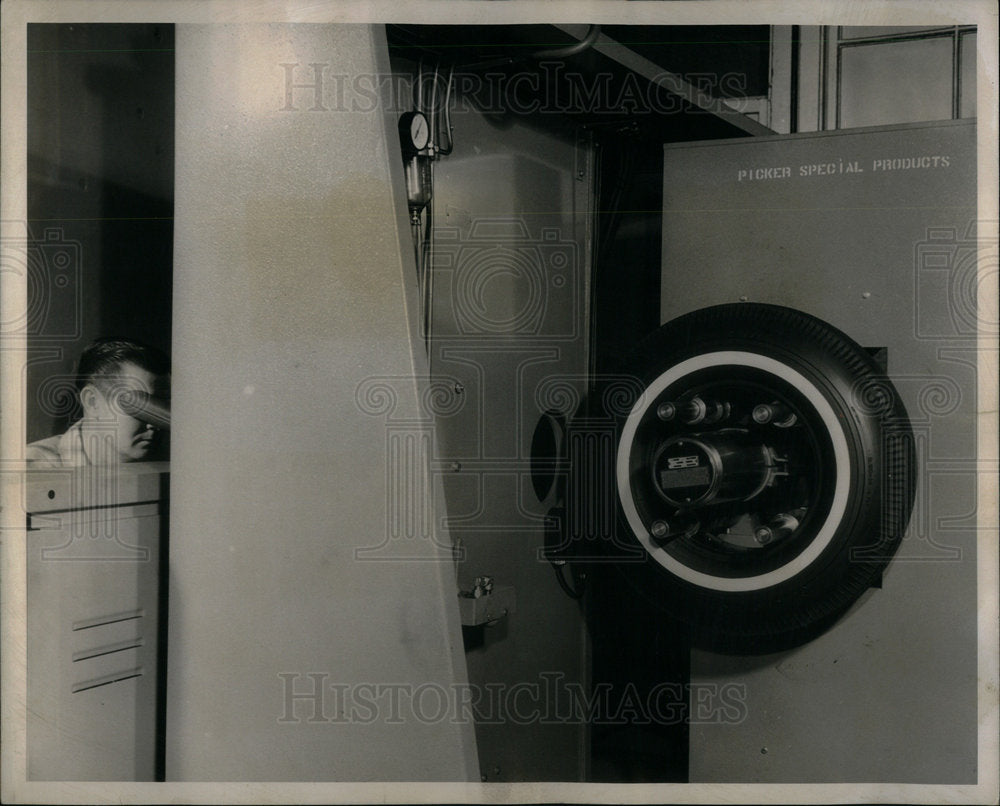 1962 Press Photo Rubber Tire Co. Fluoroscope Tires - RRX00099- Historic Images