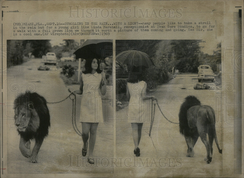 1969 Press Photo Linda Marshall Ivan Tore stroll like - RRX00421