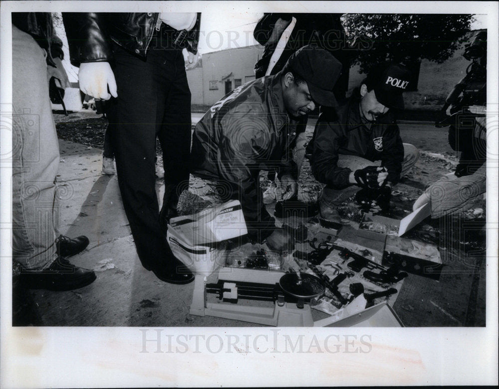 1992 Press Photo Police Drug Dealer Evans Ton Raids - RRX00723- Historic Images