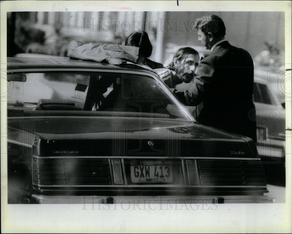 1985 Press Photo Handcuffed drug suspects Car Police - RRX00831- Historic Images