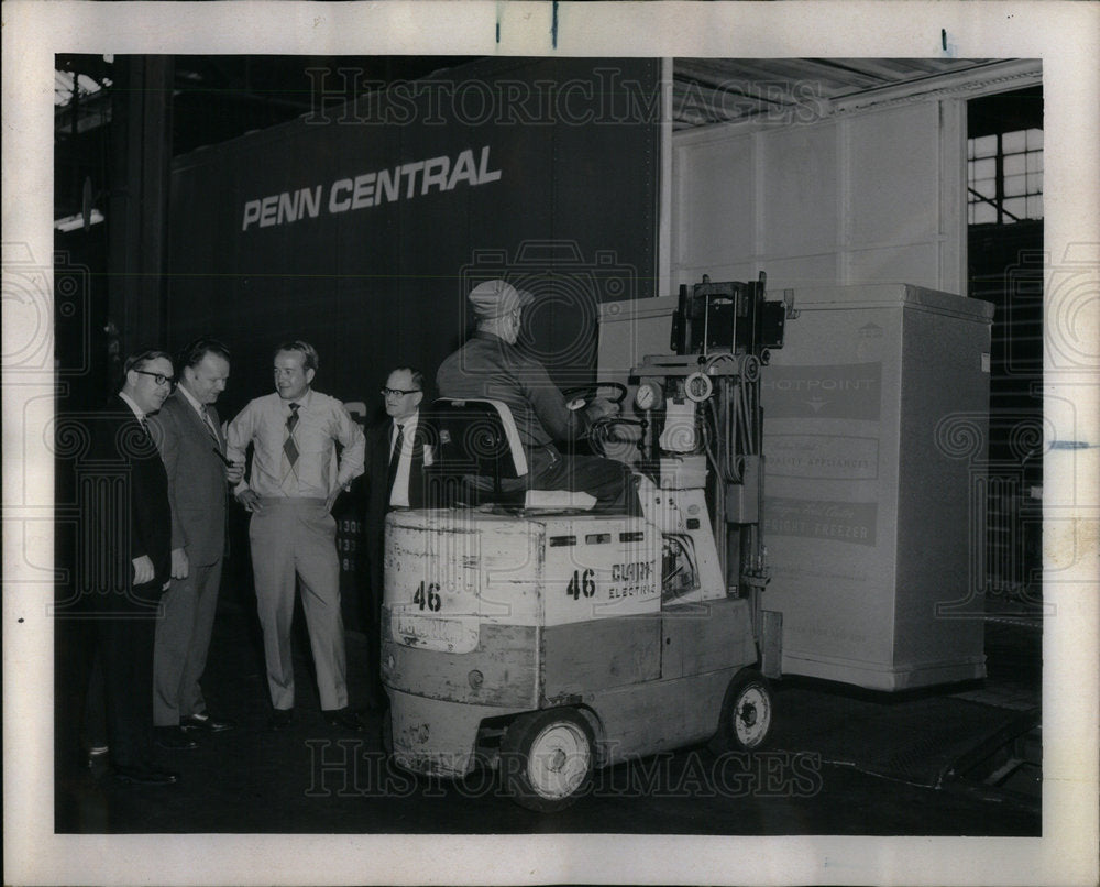 1969 Press Photo Penn Central Employees Test Box Cars - RRX00937- Historic Images