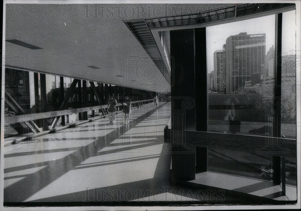 1975 Press Photo Pedestrian Overpass In Chicago - RRX01027- Historic Images