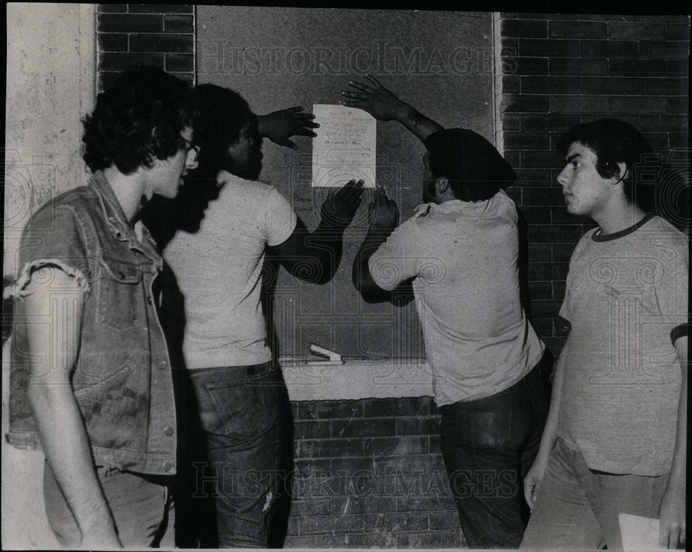 1971 Press Photo Vigilante campaign fire teams West war - RRX01205- Historic Images